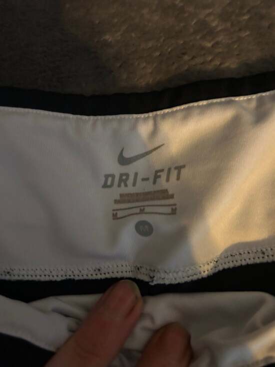 Nike bundle , hoodie size large , capris and pants size medium - Picture 5 of 7